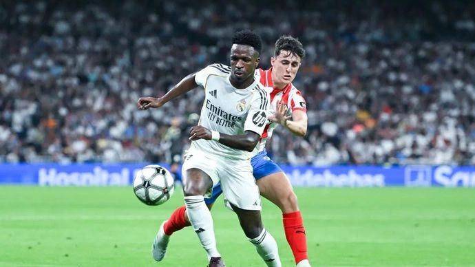 ARSIP - Pesepak bola Real Madrid Vinicius Junior (kiri) dan pesepak bola Girona FC Alejandro Frances berebut bola saat pertandingan lanjutan LaLiga di Santiago Bernabeu, Madrid, Spanyol, Minggu, 10 April 2026. Tim tamu Girona FC berhasil menahan imbang tuan rumah Real Madrid dengan skor 1-1.