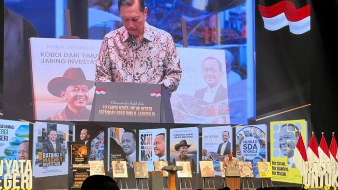 Ketua Dewan Ekonomi Nasional (DEN) Luhut Binsar Pandjaitan saat menyampaikan sambutan dalam acara peluncuran '10 Karya Nyata untuk Negeri: Setengah Abad Bahlil Lahadalia' di Jakarta, Jumat (7/8/2026). 