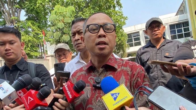 Kuasa hukum yayasan sekolah swasta di kawasan Pondok Pinang, Kebayoran Lama, Jakarta Selatan, Hermawanto memberikan keterangan kepada wartawan di lokasi sekolah, Jumat, 7 Agustus 2026.