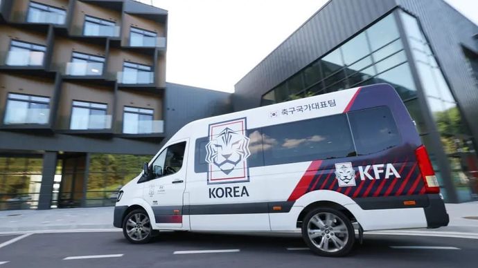 Sebuah mobil van milik Asosiasi Sepak Bola Korea terlihat di luar kantornya di Cheonan, Chungcheong Selatan, pada Jumat, 6 Agustus 2026.