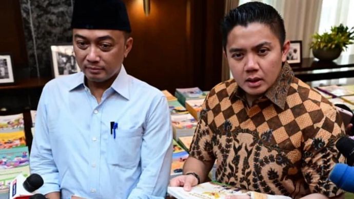 Menteri Sekretaris Negara Prasetyo Hadi (kiri) dan Sekretaris Kabinet Teddy Indra Wijaya (kanan) memberikan keterangan media di Presidential Lounge, Kompleks Istana Kepresidenan, Jakarta, Jumat, 7 Agustus 2026.