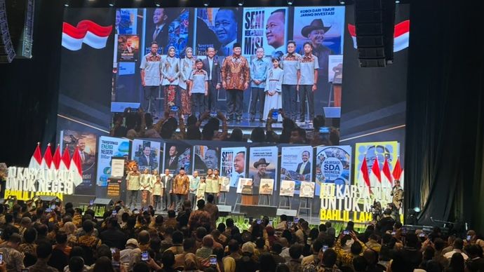 Presiden RI Prabowo Subianto menghadiri peluncuran buku berjudul &ldquo;10 Karya Nyata untuk Negeri: Setengah Abad Bahlil Lahadalia&rdquo; yang berlangsung di Djakarta Theater