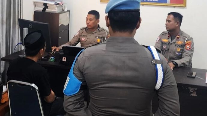 Seorang perwira polisi berinisial MA (kiri) menjalani pemeriksaan terkait kecelakaan lalu lintas yang mengakibatkan seorang balita berinisial GN (4) meninggal dunia di Polres Bone, Sulawesi Selatan, Kamis (6/8/2026).