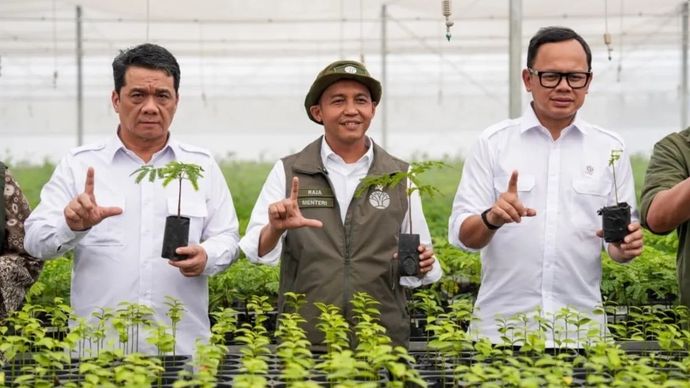 Menhut Raja Juli Antoni (tengah), Wamendagri Arya Bima (kanan), Wamendes PDT Ariza Patria dalam peresmian Pusat Persemaian Sriwijaya Kemampo di Sumatera Selatan, Jumat, 7 Agustus 2026.