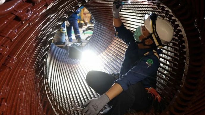 Proses perbaikan komponen sistem pelumasan (lubrication system) pada turbin uap salah satu unit PLTU. 