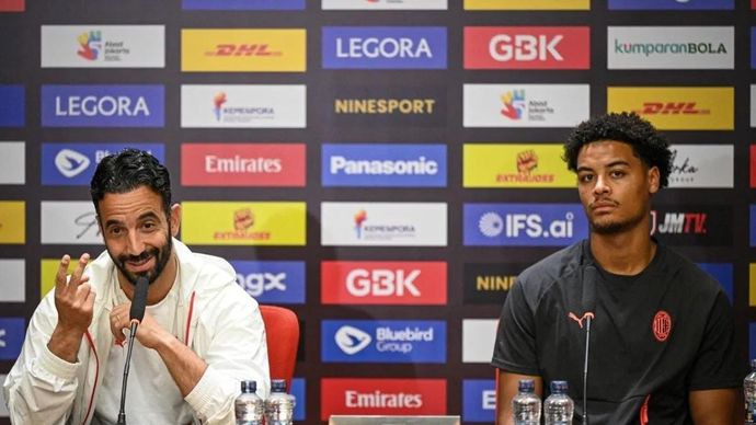 Pelatih AC Milan Ruben Amorim (kiri) bersama pemain Koni De Winter (kanan) memberikan keterangan pers menjelang laga pramusim melawan Chelsea di Stadion Utama Gelora Bung Karno (SUGBK), Senayan, Jakarta