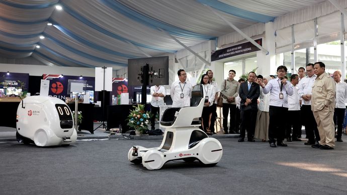 Prabowo Subianto meninjau inovasi teknologi berbasis kecerdasan artifisial (AI) yang dipamerkan Badan Riset dan Inovasi Nasional (BRIN) di Kompleks Istana Kepresidenan, Jakarta, Kamis (6/8/2026).