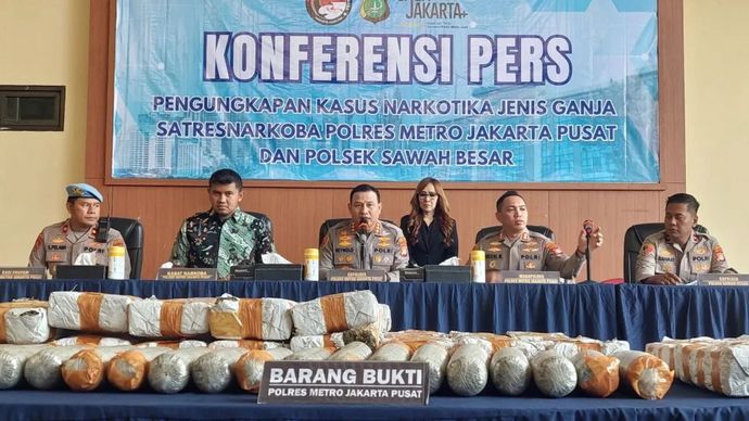 Kapolres Metro Jakarta Pusat Kombes Pol. Reynold EP Hutagalung (tengah) bersama dengan Plh Wakapolres Metro Jakarta Pusat AKBP Mirza Maulana (dua kanan), dan Kasat Reserse Narkoba Polres Metro Jakarta Pusat AKBP Wisnu S Kuncoro (dua kiri) dalam konferensi pers pengungkapan kasus ganja di Jakarta, Jumat (7/8/2026).