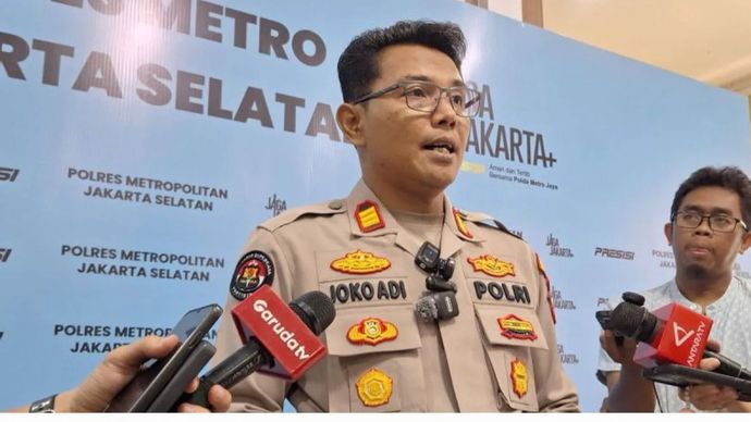 Kasi Humas Polres Metro Jakarta Selatan AKP Joko Adi Wibowo memberikan keterangan kepada wartawan di Polres Metro Jakarta Selatan, Jumat (7/8/2026). 