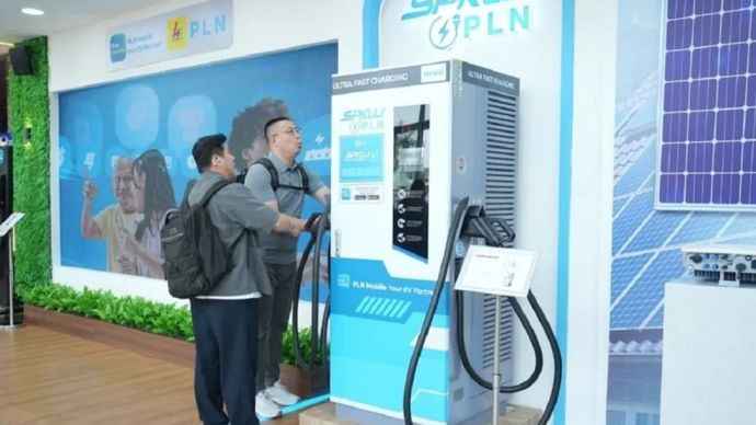 Pengunjung mengamati contoh stasiun pengisian kendaraan listrik umum (SPKLU) di stan PLN pada ajang Gaikindo Indonesia International Auto Show (GIIAS) 2026 di ICE BSD, Tangerang, Banten, Kamis, 6 Agustus 2026.
