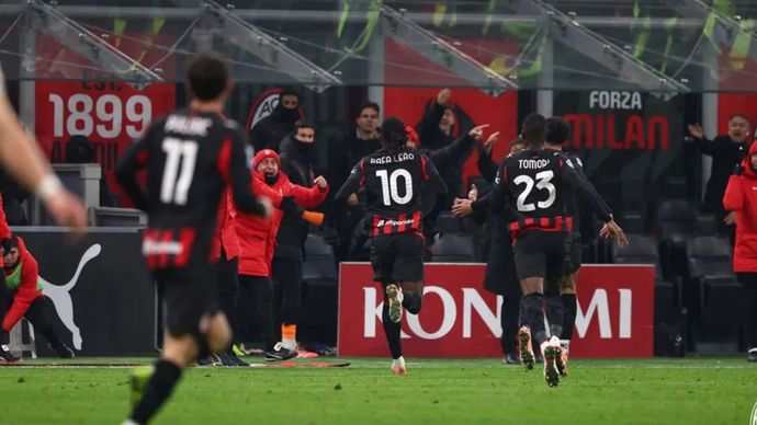 Penyerang AC Milan Rafael Leao (10) merayakan keberhasilannya mencetak gol ke gawang Genoa pada pertandingan Liga Italia di Stadion San Siro, Milan, Kamis (8/1/2026) waktu setempat. acmilan.com
