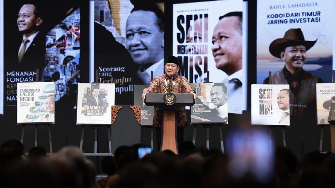 Presiden Prabowo Subianto dalam acara peluncuran buku "Sepuluh Karya Nyata untuk Negeri" sekaligus perayaan ulang tahun ke-50 Menteri ESDM Bahlil Lahadalia di Djakarta Theater, Jakarta, Jumat (7/8/2026). (Foto: Dok/Istimewa/Bakom RI) 