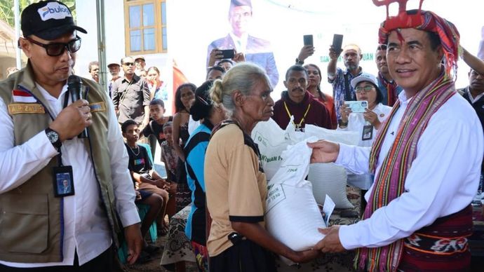 Kepala Badan Pangan Nasional (Bapanas) sekaligus Menteri Pertanian Andi Amran Sulaiman bersama Direktur Utama Perum BULOG Letnan Jenderal TNI (Purn) Dr. Ahmad Rizal Ramdhani S.Sos, SH. M.Han didampingi Pemimpin Wilayah BULOG Nusa Tenggara Timur Arrahim K. Kanam hadir langsung di Kabupaten Alor, Nusa Tenggara Timur, untuk memastikan bantuan pangan perdana untuk alokasi Juli Agustus dan Seprember diterima masyarakat. (Foto: Dok/Istimewa) 