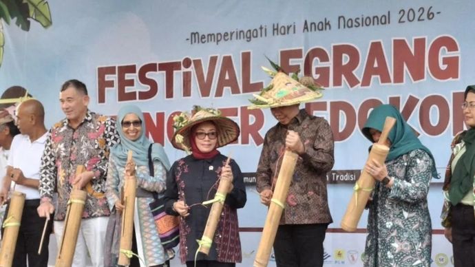 Menteri PPPA Arifatul Choiri Fauzi (tengah) bersama Bupati Jember Muhammad Fawait dan Direktur Tanoker Farha Ciciek saat membuka Festival Egrang XIV di Kantor Desa Sumberlesung