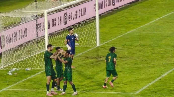 Penyerang anyar PSS Sleman Matheus Fornazari (kiri) melakukan selebrasi setelah mencetak gol dalam pertandingan uji coba antara PSS Sleman dan Kendal Tornado FC di Stadion Internasional Maguwoharjo, Sleman, Daerah Istimewa Yogyakarta