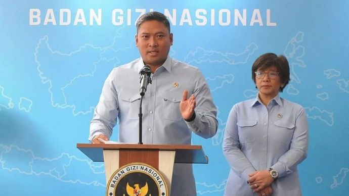 Kepala Badan Gizi Nasional (BGN) Sudaryono (kiri) didampingi Wakil Kepala BGN Agustina Arumsari (kanan) menyampaikan keterangan pers di kantor BGN Jakarta, Jumat (7/8/2026). Kepala Badan Gizi Nasional (BGN) Sudaryono menyatakan pihaknya telah memberh