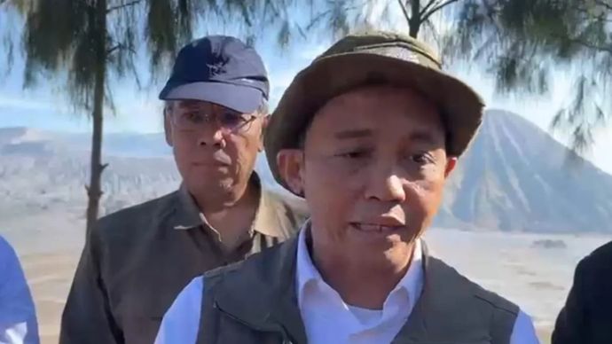 Menteri Kehutanan (Menhut) Raja Juli Antoni memberikan keterangan kepada wartawan seusai meninjau proses pemadaman api di kawasan Gunung Bromo di sisi Kebupaten Probolinggo, Jawa Timur, Minggu, 9 Agustus 2026.