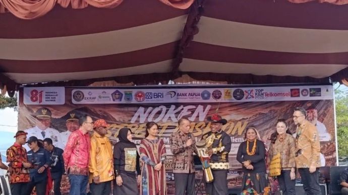 Menteri Koperasi (Menkop) RI Ferry Juliantono didampingi Bupati Jayawijaya Atenius Murib, Wamen Pariwisata RI Ni Luh Enik Ermawati membuka Pameran Usaha Mikro Kecil dan Menengah (UMKM), Kopi Lembah Baliem dan Noken Street Fashion di Wamena, Kabupaten Jayawijaya, Papua Pegunungan