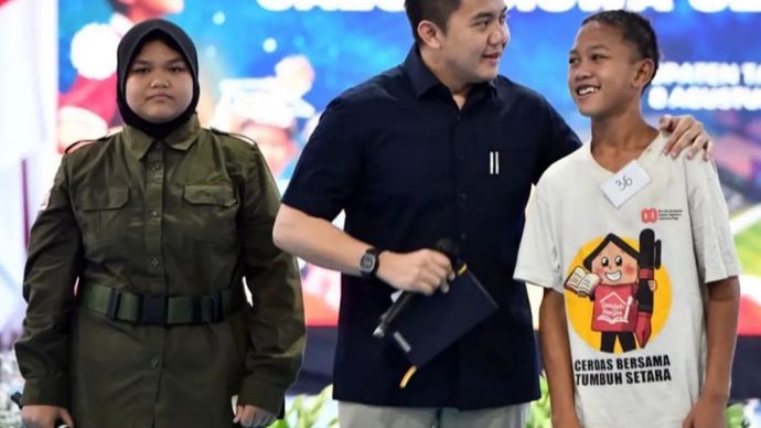 Sekretaris Kabinet (Seskab) Teddy Indra Wijaya berdialog dengan salah satu siswa Sekolah Rakyat di Sekolah Rakyat Rintisan Politeknik Penerbangan Indonesia, Curug, Legok, Kabupaten Tangerang, Banten, Sabtu (8/8/2026).