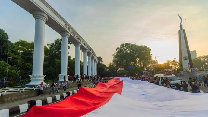 Bendera sepanjang 500 meter dalam Kirab Merah Putih di Kota Bogor, Jawa Barat