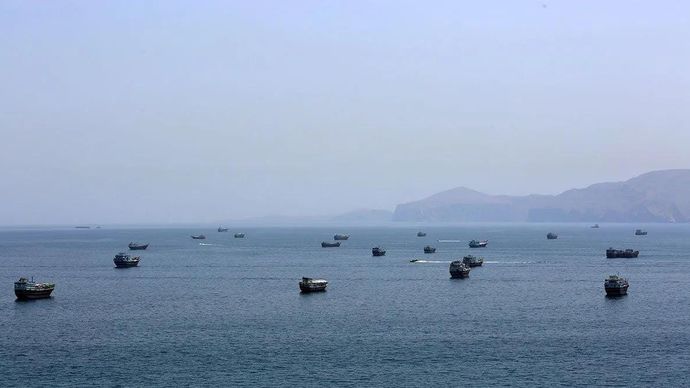 Aktivitas kapal di perairan Selat Hormuz di dekat Khasab, sebuah kota kecil di wilayah utara Oman