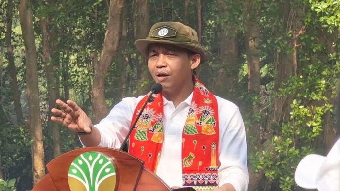 Menteri Kehutanan Raja Juli Antoni memberikan pengarahan dalam acara peringatan Hari Konservasi Alam Nasional (HKAN) di Taman Wisata Alam Angke, Jakarta, Senin, 10 Agustus 2026.