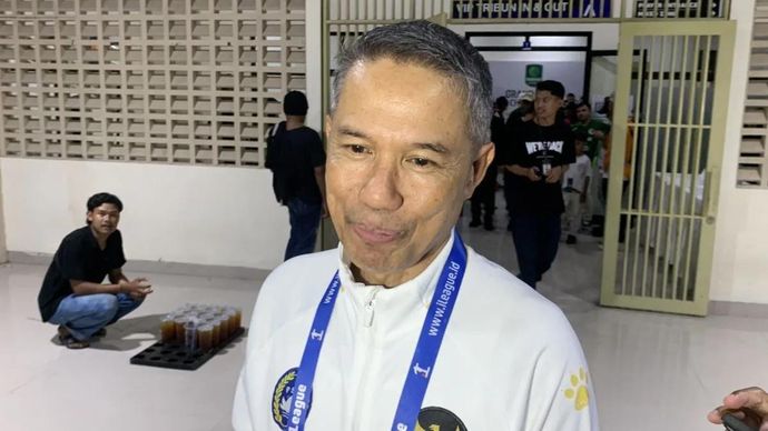 Arsip foto - Sekretaris Jenderal (Sekjen) PSSI Yunus Nusi saat ditemui awak media di Stadion Maguwoharjo, Yogyakarta