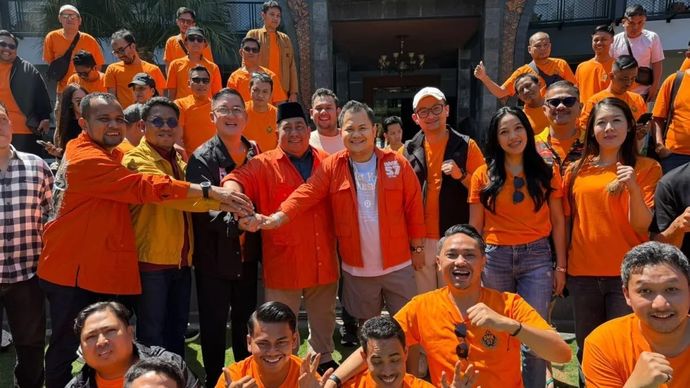 Ketua Bidang Kepemudaan dan Olahraga DPP Partai Golkar Said Aldi Al Idrus (peci hitam, tengah) menghadiri pertemuan dengan Barisan Muda KOSGORO 1957 (BMK 57) di Bandongan, Jawa Tengah