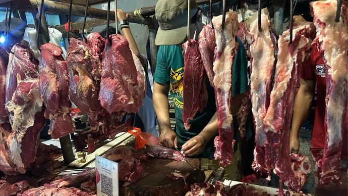 Seorang penjual memotong daging sapi di Pasar Rawasari, Jakarta