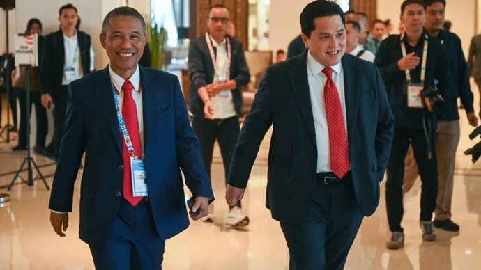 ARSIP - Menpora sekaligus Ketua Umum PSSI Erick Thohir (kanan) dan Sekjen PSSI Yunus Nusi (kiri) berjalan ke ruangan Kongres Biasa PSSI 2026 di Jakarta, Senin (3/8/2026). Kongres tersebut membahas beberapa agenda diantaranya laporan kegiatan PSSI 202