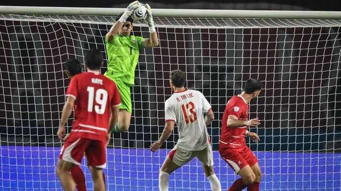 Kiper Timnas Indonesia Nadeo Arga Winata (tengah) menangkap bola saat melawan Vietnam pada pertandingan Grup A Piala AFF 2026 di Stadion Gelora Pakansari, Kabupaten Bogor, Jawa Barat, Senin, 3 Agustus 026. Timnas Indonesia dikalahkan Vietnam dengan skor akhir 0-3
