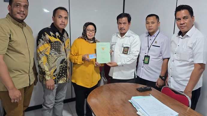 Panitera Pengadilan Negeri Jakarta Selatan serahkan SHM ke keluarga eks Pangkostrad Letjen (Purn) Kemal Idris. 