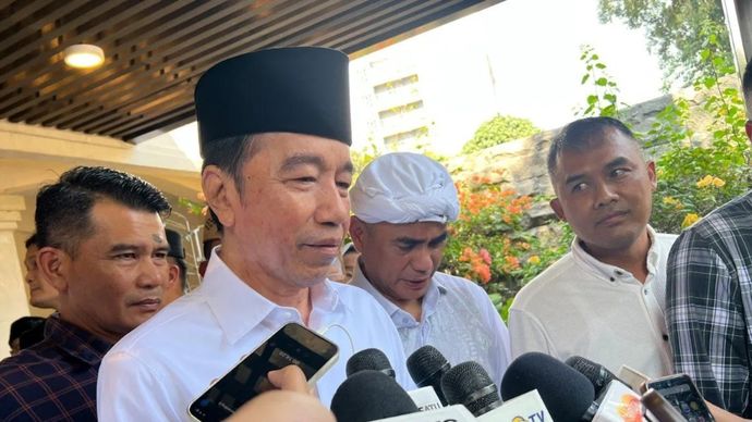 Arsip - Presiden ke-7 RI Joko Widodo (Jokowi) kenjawab pertanyaan awak media ditemui di sela bertakziah ke rumah duka anggota DPR RI Rachmat Gobel di Jalan Supomo Nomor 55A, Jakarta Selatan, Jumat, 10 Juli 2026.