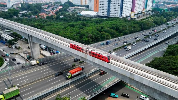 Ilustrasi LRT Jakarta. PT Waskita Karya (Persero) Tbk menyampaikan realisasi pembangunan konstruksi Light Rail Transit (LRT) Jakarta Fase 1B rute Velodrome-Manggarai sudah mencapai 97,99 persen dan ditargetkan rampung pada Agustus 2026. 