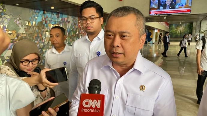 Menteri Perhubungan Dudy Purwagandhi menjawab pertanyaan wartawan di kompleks parlemen, Senayan, Jakarta, Senin, 10 Agustus 2026.