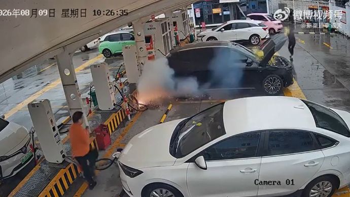Zeekr 7X terlihat terbakar ketika berada di area stasiun pengisian daya. (Foto: Tangkapan layar YouTube @CarNewsChina)