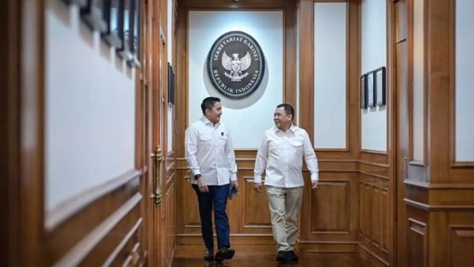 Sekretaris Kabinet (Seskab) Teddy Indra Wijaya (kiri) menerima kedatangan pengusaha nasional Andi Syamsuddin Arsyad atau Haji Isam di Kantor Sekretariat Kabinet, Jakarta