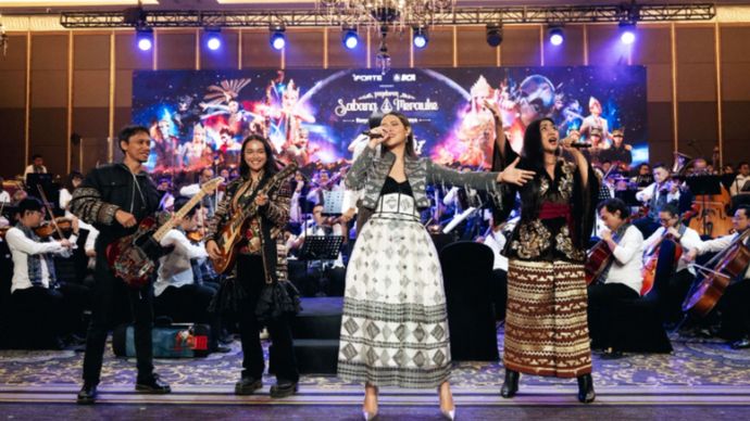 Foto: [kiri ke kanan] Eross Candra, Joey Penny, Raisa Andriana, Yuyun Arfah, Batavia Madrigal Singers bersama konduktor Avip Priatna saat Membawakan Lagu &ldquo;Cahaya Hati&rdquo;