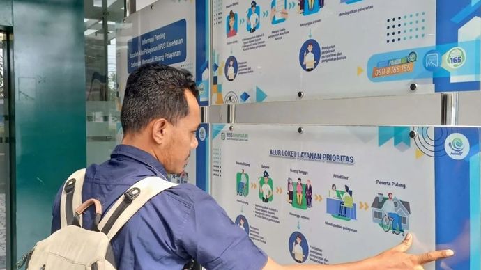 Warga membaca papan informasi alur pelayanan JKN di Kantor BPJS Kesehatan Kota Tanjungpinang, Kepri, Senin, 10 Agustus 2026.