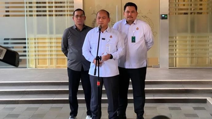 Kepala Pusat Penerangan Hukum (Kapuspenkum) Kejaksaan Agung Anang Supriatna (tengah).