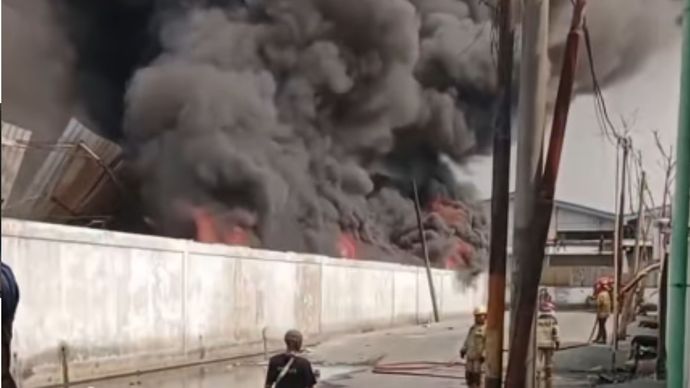 VIDEO: Kebakaran Hantam 3 Gudang di Kosambi