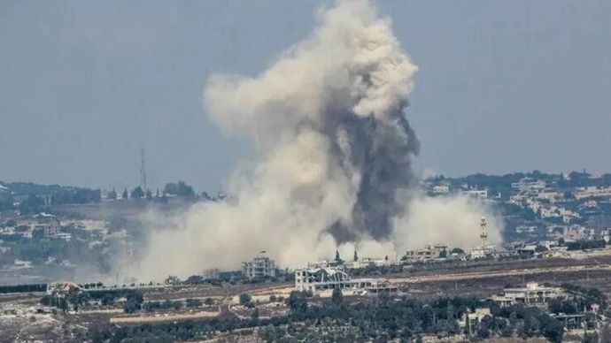 Asap membubung setelah pasukan Israel menghancurkan sejumlah bangunan menggunakan bahan peledak di kota Kfar Tebnit, Kegubernuran Nabatieh, Lebanon, pada 23 Juli 2026 - meskipun gencatan senjata sedang berlaku. Ledakan tersebut menyebabkan kerusakan luas di seluruh wilayah itu