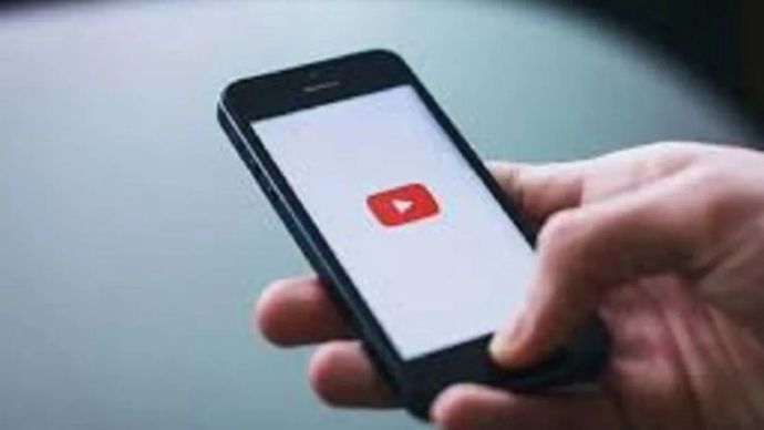 Ilustrasi - Logo YouTube di perangkat seluler