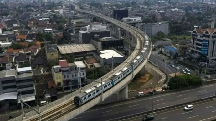 Arsip Foto - Rangkaian kereta MRT dan sejumlah kendaraan melintas di kawasan Fatmawati, Jakarta Selatan, Jumat (10/4/2020).