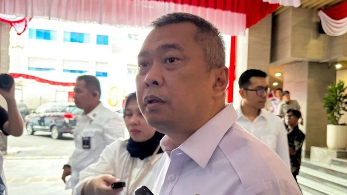 Menteri Perhubungan (Menhub) Dudy Purwagandhi menjawab pertanyaan awak media ditemui usai peluncuran sistem sistem Electronic Traffic Law Enforcement Hub (ETLE Hub), di Jakarta, Senin, 10 Agustus 2026.