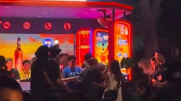 Tangkapan layar dari akun X @Jakartatalk yang memperlihatkan sebuah merek minuman melakukan acara tantangan atau challenge terhadap salah satu pengunjung di acara musik di Ancol, Jakarta Utara