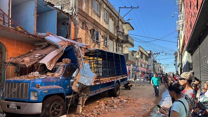 Sebuah kendaraan roda empat ringsek tertimpa tembok bangunan yang roboh setelah gempa bumi berkekuatan magnitudo 6,8 mengguncang Kolombia, menewaskan setidaknya 18 orang dan menyebabkan kerusakan di Pereira, Kolombia, Senin, 10 Agustus 2026.