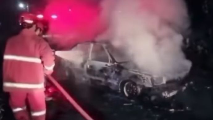  Sebuah mobil sedan tanpa identitas terbakar di Jalan Lapas, Desa Way Huwi, Kecamatan Jati Agung, Kabupaten Lampung Selatan, Selasa (11/8/2026) pagi.