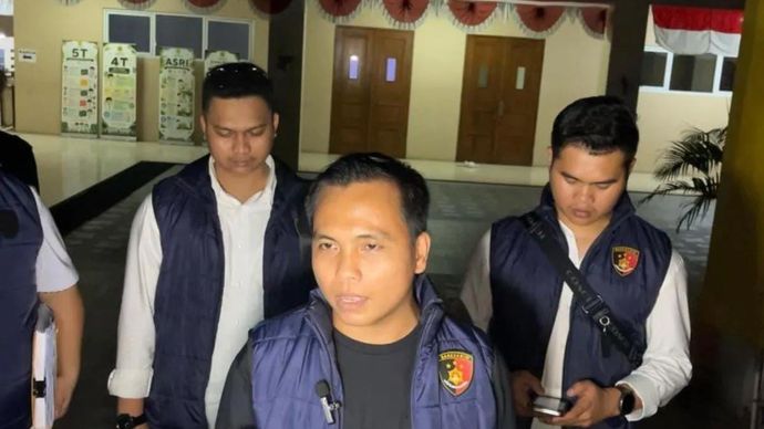 Kanit Krimum Reskrim Jaksel Ipda Alpino de Tech memberikan keterangan kepada wartawan di sekolah temuan senjata airsoft gun di kawasan Pondok Pinang, Kebayoran Lama, Jakarta Selatan