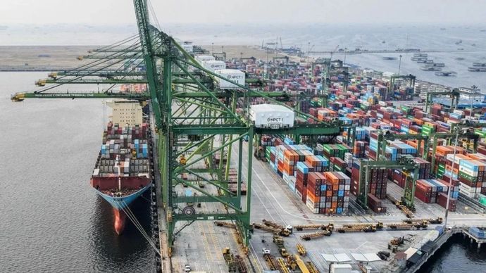 Foto udara bongkar muat peti kemas di Dermaga Pelabuhan Tanjung Priok, Jakarta, Kamis, 2 Juli 2026.